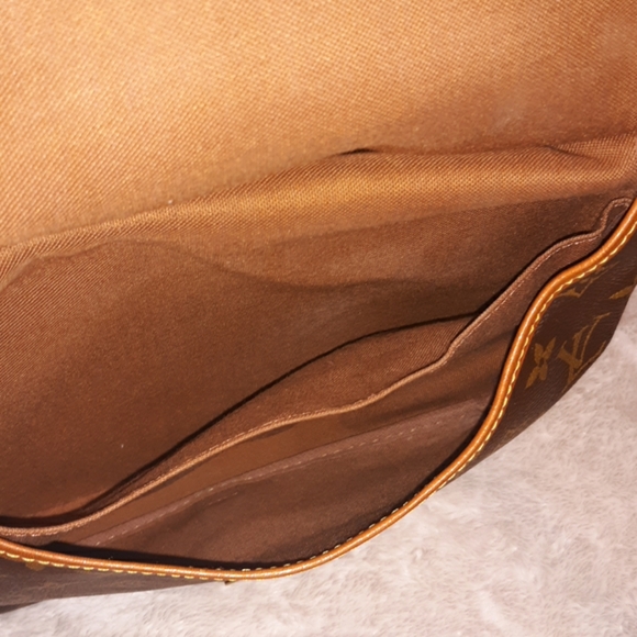 Louis Vuitton Saumur 30 Crossbody - Picture 7 of 7